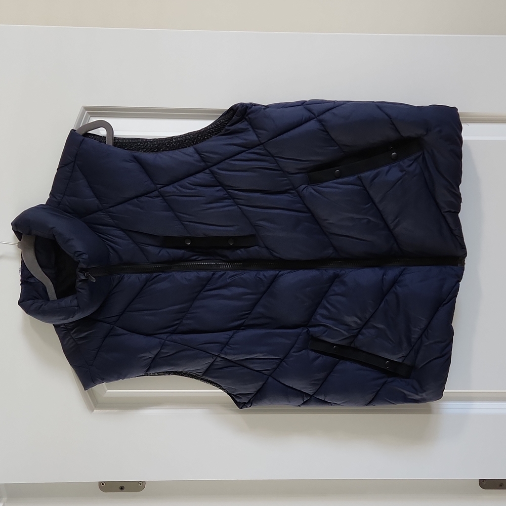 GAP Men’s Navy Blue Puffer Vest. Size Large